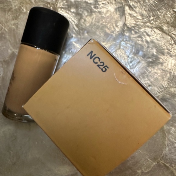 MAC Cosmetics Studio Fix Fluid SPF 15 Foundation NC25 - Picture 6 of 14